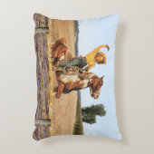 ヴィンテージウェスタン女性のカーボーイオンホースなびく アクセントクッション (正面(垂直))