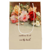 ヴィンテージウェディング、アンティークローズの花の静物 ミディアムペーパーバッグ (裏面)