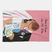 ヴィンテージウェディング、レトロな花嫁と新郎のキス キッチンタオル (横)