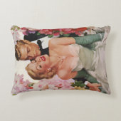 ヴィンテージウェディング、レトロな花嫁と新郎の新婚カップル アクセントクッション (正面)