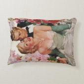 ヴィンテージウェディング、レトロな花嫁と新郎の新婚カップル アクセントクッション (裏面)