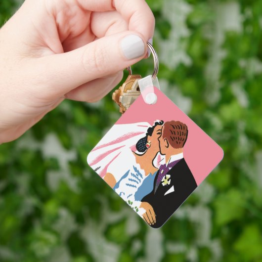 ヴィンテージウェディング、レトロ新郎新婦キスをする キーホルダー (手)