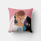 ヴィンテージウェディング、新郎新婦キスをする クッション (正面)