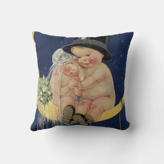ヴィンテージウェディング、月上のキュートな新婦と新郎 クッション (裏面)