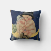 ヴィンテージウェディング、月上のキュートな新婦と新郎 クッション (正面)