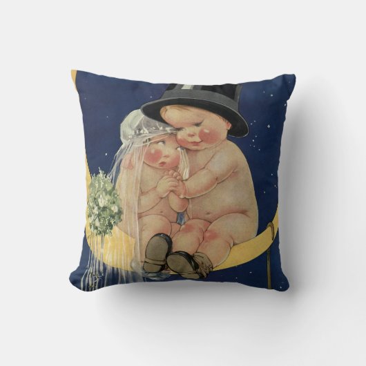 ヴィンテージウェディング、月上のキュートな新婦と新郎 クッション (正面)