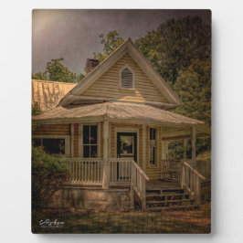 ヴィンテージウッドハウスとポーチのある晴れた日 フォトプラーク