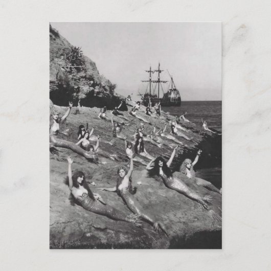 ヴィンテージウーマンズアズメルメイズオンビーチ ポストカード (正面)