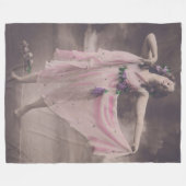 ヴィンテージエレガンスインピンクフローラドレス フリースブランケット (正面(横))