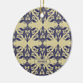 ヴィンテージエレガントダマスク海軍ブルーイエローモノグラム セラミックオーナメント (左)