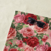 ヴィンテージエレガントピンクレッドフローラオンピンクローズ金ゴールド ビーチタオル (インサイチュ)