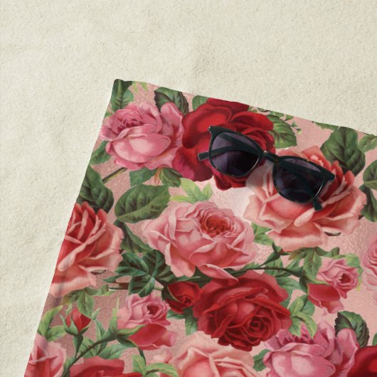 ヴィンテージエレガントピンクレッドフローラオンピンクローズ金ゴールド ビーチタオル (インサイチュ)