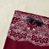 ヴィンテージエレガントブルゴーニュホワイトレースパーソナライズされた ビーチタオル (インサイチュ)