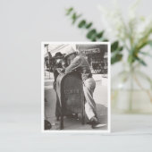 ヴィンテージカウボーイがテキサス州のメールボックスに寄り添う通り ポストカード (スタンド正面)