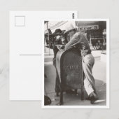 ヴィンテージカウボーイがテキサス州のメールボックスに寄り添う通り ポストカード (正面/裏面)