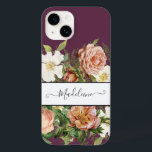 ヴィンテージカシスピンクn白フローラスタイリッシュ花 Case-Mate iPhone 14ケース<br><div class="desc">ヴィンテージ白エレガントバラ、赤面ピンクのアンティークバラ、バーガンディの牡丹を持つピンクは、白い文字ボックスを囲み、書道の名前をフレームにスクロールはカシス紫の背景に花咲く。国際的に知られたアーティストでデザイナーのAudrey Janne Robertsによるグラフィックデザイン（著作権）。</div>