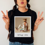ヴィンテージカスタム写真と年の懐かしい誕生日 Tシャツ<br><div class="desc">90年代の懐かしいtouch祝でY2K時代の精神を思い起こさせるよう設計された私たちののヴィンテージ写真と年の懐かしい誕生日Tシャツで時間と特別な日に戻る。これは単なる誕生日のシャツではなく、自分の大切な瞬間と一緒にメモリパーソナライズされたレーンを下る旅である。Y2Kのブーツレッグとレトロなデザインを搭載した私たちのシャツは、過ぎ去った時代のエッセンスを捉えおもしろいて、過去の爆風を愛する人のための完璧な誕生日プレゼントとなる。あなたは祝の節目の誕生日であるか、単に良い古い日について思い出したいかどうか、私たちのヴィンテージフォトティーは必ずあなたの顔にスマイルをもたらす。カスタマイズベビーの幼少期写真、過去の思い出に残るスナップショット、または特別な意味を持つ他のイメージを持つシャツ。単なるシャツではなく、人生をパーソナライズされた旅す祝る記念ユニーク品だ。グループのTeeのマッチングや家族、友人、愛する人のための思いやりある贈り物として完璧な私たちのヴィンテージフォトティーカスタムは、どの誕生祝いでもヒットを確実に行う。懐かしいお気に入りの誕生日のTシャツで時計を戻そう！</div>