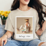 ヴィンテージカスタム写真と年の懐かしい誕生日 Tシャツ<br><div class="desc">時間に戻り、私たち祝のヴィンテージの写真と年のノスタルジックな誕生日Tシャツ、魅力とレトロの完璧なブレンドとパーソナライズされたあなたの旅しゃれている行。海賊版Y2K 90sヴィーブで作られたこのティーは単なる誕生日プレゼント以上おもしろいの、大切な思い出に心から敬意を表している。あなたカスタマイズ自身のベビーの幼少期の写真や感傷的な価値を保持するスナップショットと一緒に、ウェアラブルな懐かしい部分に変換する。グループのTシャツに合わせたり、家族の思いやりある贈り物として理想的な私たちのシャツは人々を永遠のデザインと一緒に連れて行く。お姉さん、お母さん、パパさん、お兄さん、おばあちゃん、おじいちゃん最高のや、友達のためかどうか、このヴィンテージフォトティーは必ずあらゆる誕生祝いにスマイルと笑いを持って来る。だから、過去を受け入れ、新しい思い出を作成する私たちののヴィンテージ写真と年ノスタルジックな誕生日Tシャツ – いくつかの事はスタイルから消えることはないので。</div>