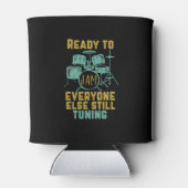 ヴィンテージカッコいいドラマーのドラムプレーヤーがジャム準備 缶クーラー (裏面)