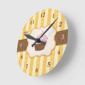 ヴィンテージカップケーキの背景 ラウンド壁時計 (傾斜)