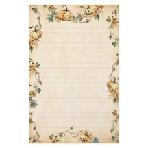 ヴィンテージカボチャと秋のつる植物が並ぶ