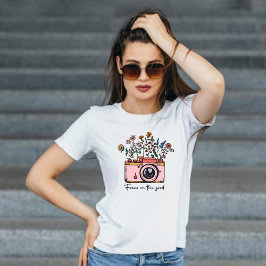 ヴィンテージカメラと花の「良いところに焦点を当てて」 Tシャツ