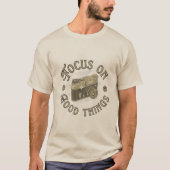 ヴィンテージカメラ - 良いことに焦点を当てて Tシャツ (正面)