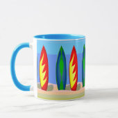 ヴィンテージカラフルサーフボードを砂のマグカップに マグカップ (左)