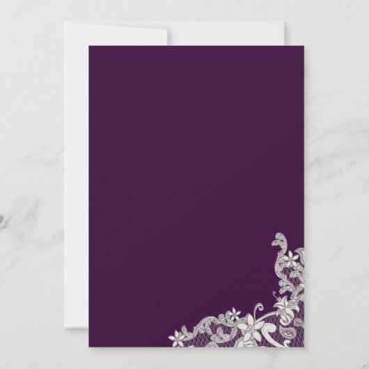 ヴィンテージカントリーレースデザインとバーラップパープル 招待状 (裏面)