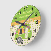 ヴィンテージカンパーオレンジグリーン水玉模様 パーソナライズされた ラウンド壁時計 (傾斜)