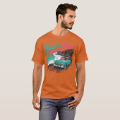 ヴィンテージカーが海岸沿いを走る フレンド ギフト 贈り物 Tシャツ (正面フル)