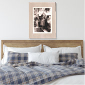 ヴィンテージカーとWW1レッドクロスナース キャンバスプリント (インサイチュ (寝室))