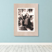 ヴィンテージカーとWW1レッドクロスナース キャンバスプリント (インサイチュ (ウッドフロア))