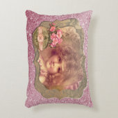 ヴィンテージガール枠付きピンク色のフォグリッターアクセントピロー アクセントクッション (正面(垂直))