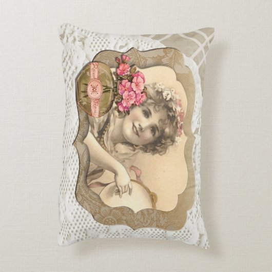 ヴィンテージガール2フレームアイボリーレースドリーアクセントピロー アクセントクッション (裏面(縦))