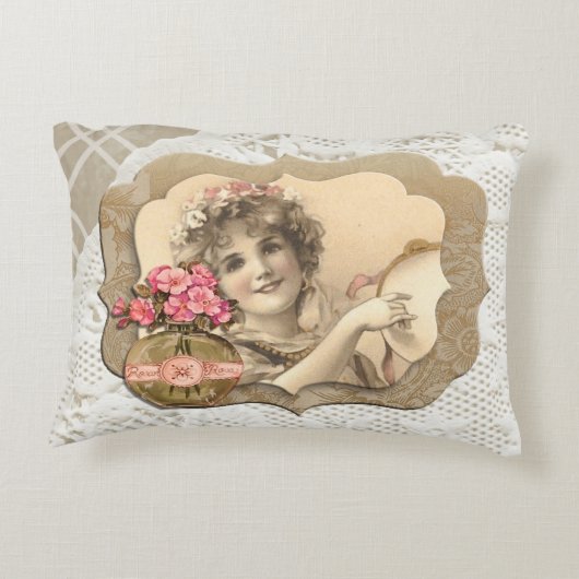 ヴィンテージガール2フレームアイボリーレースドリーアクセントピロー アクセントクッション (裏面)