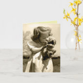 ヴィンテージガール、子犬にキスする カード (黄色い花)