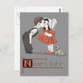 ヴィンテージキスをするレトロキッズと子犬はがき ポストカード (正面/裏面)