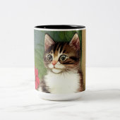 ヴィンテージキャットイラストレーションと春の花 ツートーンマグカップ (中央)