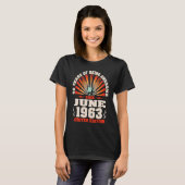 ヴィンテージギタリスト生まれギター1963年6月60日 Tシャツ (正面フル)