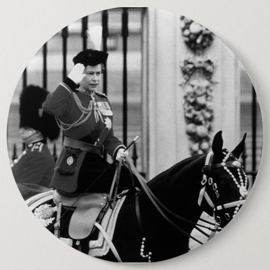 ヴィンテージクイーンエリザベスIIバッキンガムパレス1970 缶バッジ (正面)