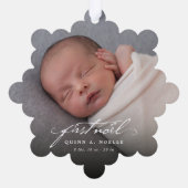 ヴィンテージクラシックブラックスクリプトベビーファーストノールフォト オーナメントカード (裏面)