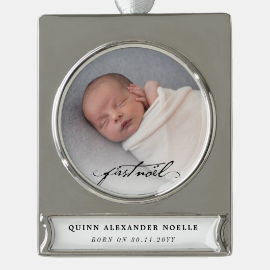 ヴィンテージクラシックブラックスクリプトベビーファーストノールフォト シルバープレートバナーオーナメント (正面)