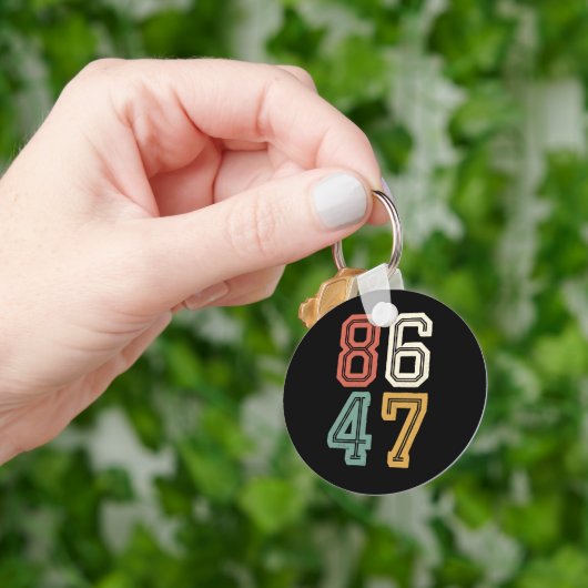 ヴィンテージクラシック86 47アンチトランプ2024インピーチ キーホルダー (手)