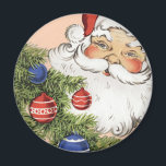 ヴィンテージクリスマスのサンタクロースとツリーオーナメント マグネット<br><div class="desc">ヴィンテージイラストのかわいいクリスマスデザイン。頬を赤くした幸せなサンタクロースが、真っ白でふわふわのヒゲを生やし、赤い帽子をかぶっている。そばにはガラスのオーナメントで飾られたクリスマスツリーが。ホー、ホー、ホー、メリークリスマス！</div>