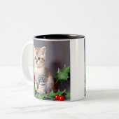 ヴィンテージクリスマスの子猫とホリー ツートーンマグカップ (正面左)
