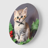 ヴィンテージクリスマスの子猫とホリー ラージ壁時計 (傾斜)
