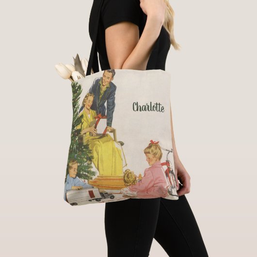 ヴィンテージクリスマスの朝、家族でプレゼントを開ける トートバッグ (クローズアップ)