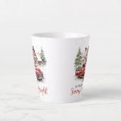 ヴィンテージクリスマスシーンレッドトラックとレトロ納屋 カフェラテマグ (正面)