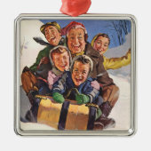 ヴィンテージクリスマスハッピーファミリートボガンスレディング メタルオーナメント (正面)